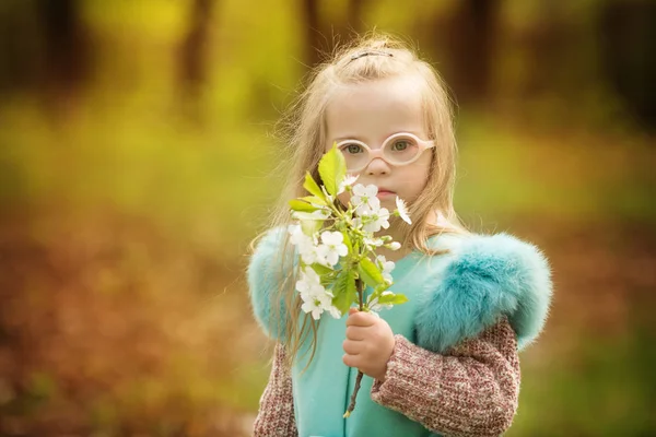 Krásná Dívka Downovým Syndromem Drží Jarní Květiny — Stock fotografie