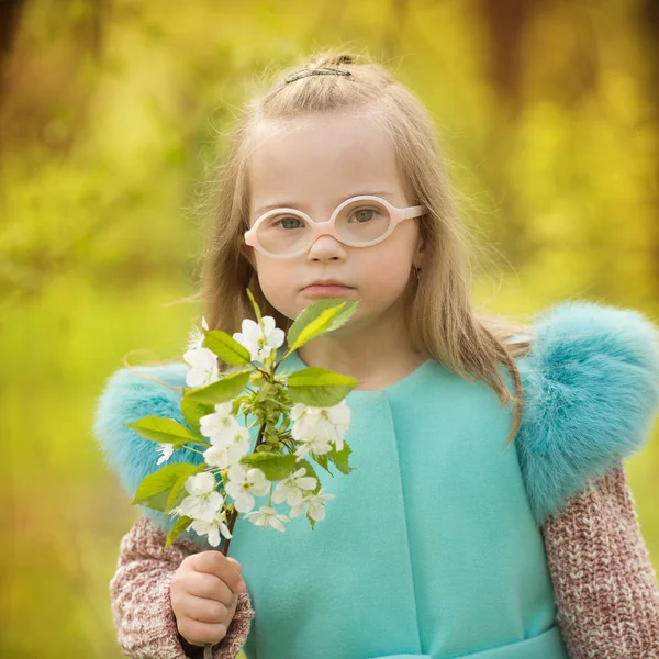 Krásná Dívka Downovým Syndromem Procházky Parku — Stock fotografie