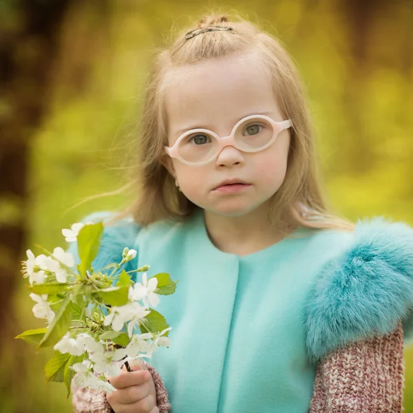 Krásná Dívka Downovým Syndromem Procházky Parku — Stock fotografie