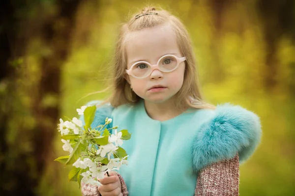 Hermosa Chica Con Síndrome Sosteniendo Flores Primavera —  Fotos de Stock