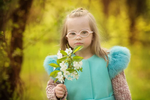 Hermosa Chica Con Síndrome Sosteniendo Flores Primavera —  Fotos de Stock