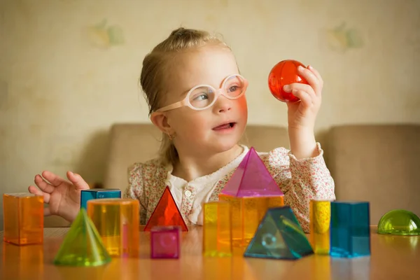 Chica Con Síndrome Jugando Con Formas Geométricas — Foto de Stock