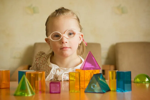 Chica Con Síndrome Jugando Con Formas Geométricas — Foto de Stock