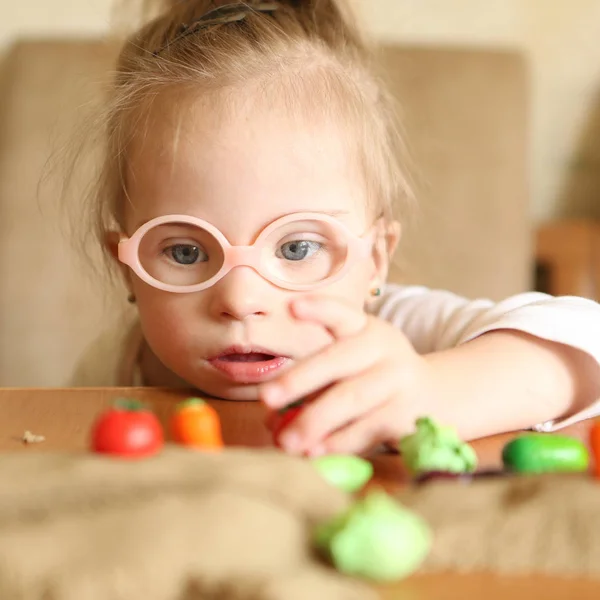 Dívka Downovým Syndromem Podílí Třídění Zeleniny — Stock fotografie