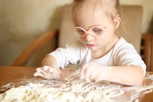 Girl Syndrome Playing Flour — Stock Photo, Image