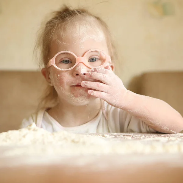 Meisje Met Syndroom Spelen Bloem — Stockfoto