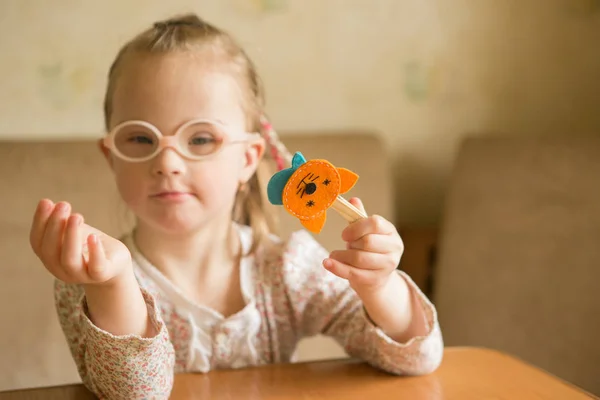 Mädchen Mit Syndrom Spielt Filztiere Und Entwickelt Feinmotorik Der Finger — Stockfoto