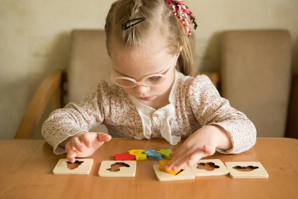 Smart Girl Mit Syndrom Sammelt Rätsel — Stockfoto