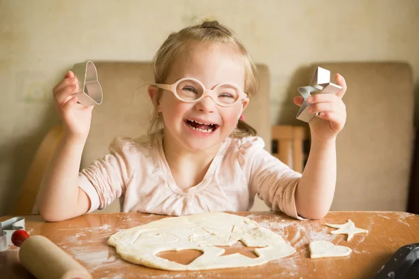 Ευτυχισμένος Κορίτσι Σύνδρομο Ψήνει Cookies — Φωτογραφία Αρχείου