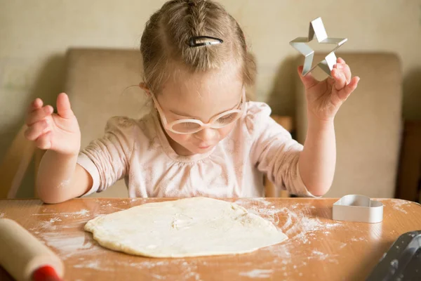 Ευτυχισμένος Κορίτσι Σύνδρομο Ψήνει Cookies — Φωτογραφία Αρχείου