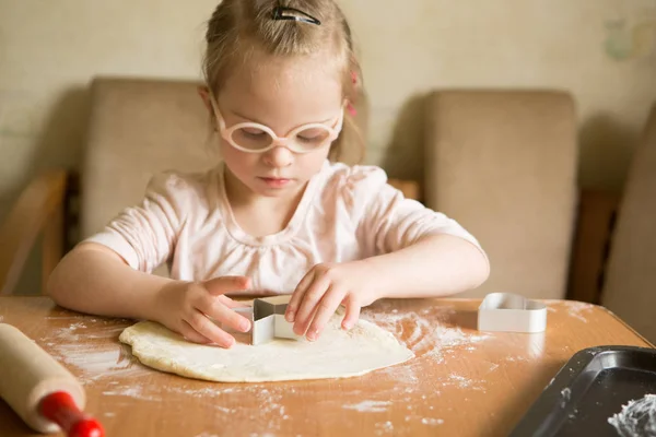 Ευτυχισμένος Κορίτσι Σύνδρομο Ψήνει Cookies — Φωτογραφία Αρχείου