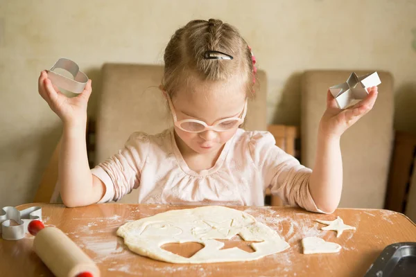 Ευτυχισμένος Κορίτσι Σύνδρομο Ψήνει Cookies — Φωτογραφία Αρχείου