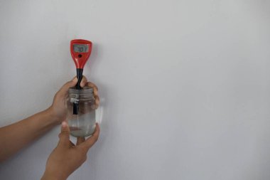 El measureing ph toprak çözelti içinde. araştırma ve bilim kavramı