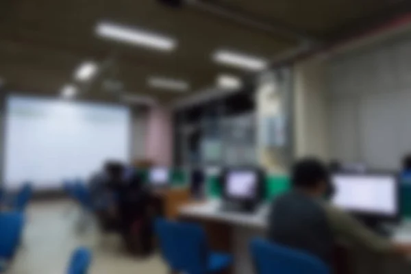 学生学習 大学のコンピューター室でオンライン調査 背景のイメージをぼかします — ストック写真