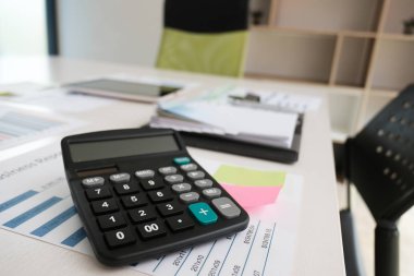 hesap makinesi, mali belge office işyerinde. iş kavramı