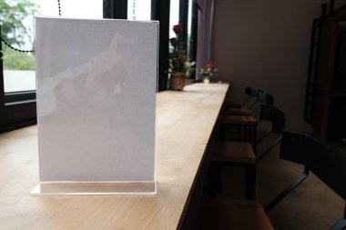 beyaz etiket kafede. stand akrilik katlanmış kart için kahve dükkanında görüntüler. mockup menü çerçeve tablo bar restoran. metin için yer