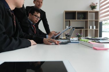 Şirket mali rapor analiz iş danışmanı. profesyonel yatırımcı fikir tartışıyor. co çalışma ekibi ile yeni başlangıç proje üzerinde işadamı.