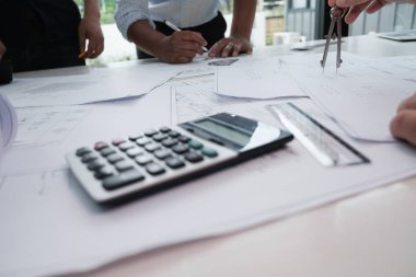 Gayrimenkul proje üzerinde ortak çalışma İşyerinde mimar. mühendis meslektaşı ile yaşayan tartışmaya ev planı ofisinde. İnşaat ve yapı kavramı