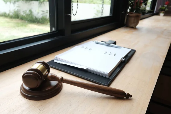 Σφυρί Του Νομικού Δικαίου Σημειωματάριο Στο Τραπέζι Από Ξύλο Δικηγόρος — Φωτογραφία Αρχείου