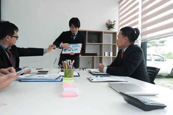 Gente Negocios Teniendo Una Reunión Hombre Negocios Trabajando Con Informe — Foto de Stock