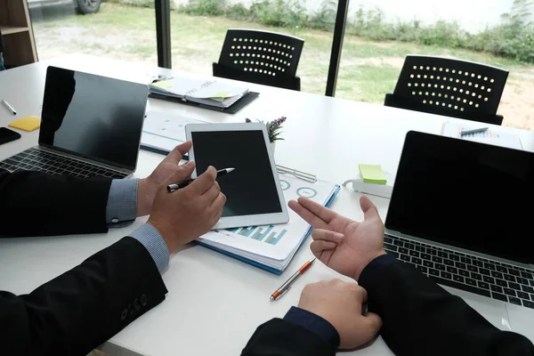 Asesor Negocios Que Analiza Informe Financiero Empresa Inversor Profesional Discutiendo — Foto de Stock