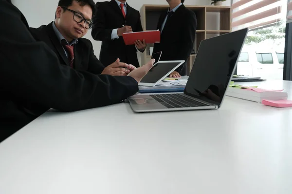 Unternehmensberater Der Den Finanzbericht Des Unternehmens Analysiert Professioneller Investor Diskutiert — Stockfoto