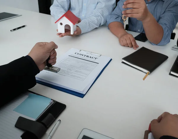 Agente Bienes Raíces Tienen Una Reunión Con Cliente Venta Compra — Foto de Stock