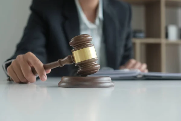 Rechter Juridische Wet Hamer Holding Advocaat Advocaat Justitie Werkplek — Stockfoto