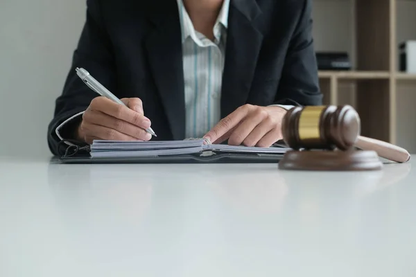 Juiz Escrevendo Nota Com Martelo Lei Legal Mesa Advogado Advogado — Fotografia de Stock