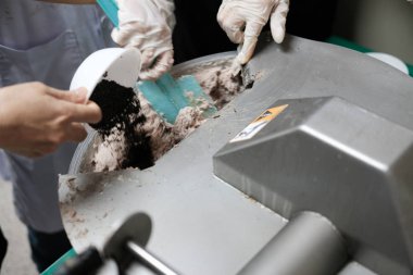 kesim et veya forcemeat için sanayi taşlama makinesi. fermente domuz sosis üretim süreci