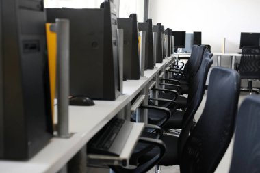 Üniversitesi'nde bilgisayar eğitim odası. Üniversite sınıfta laboratuar.