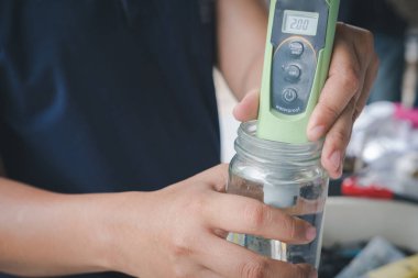 Züccaciye Mağazaları toprak çözümde elektrolit ve ph değeri ölçüm el