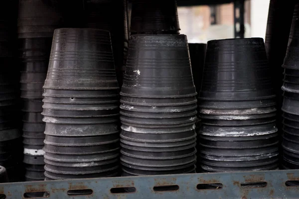 Oude Zwarte Plastic Plant Pot Plank — Stockfoto