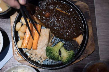 havuç tutarak yemek çubukları. Barbekü balık fileto, sos ve ızgara sebze. Japon gıda Restoran