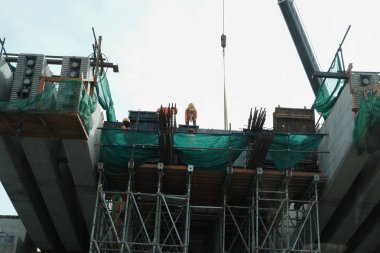 Bangkok, Tayland - 24 Temmuz 2018: gökyüzü tren Lak Si Daire Bangkok, Tayland, inşaat sahasında 24 Temmuz 2018 üzerinde inşaat işçisi.
