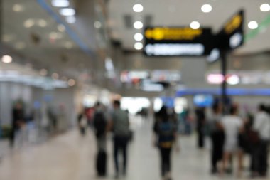 taşıma Bagaj Airport terminal adlı yürüyüş insanlar. ufuk arka plan bulanıklık