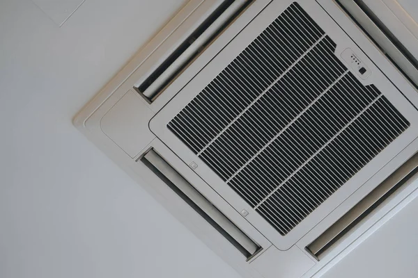 安装在天花板上的盒式空调器 通风系统 — 图库照片