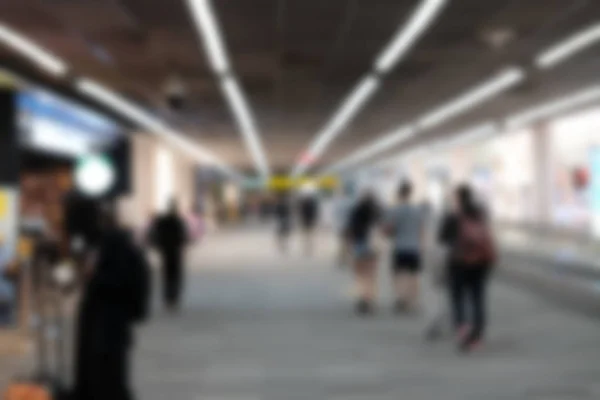 携带行李的人在机场候机楼散步 模糊弥散背景 — 图库照片