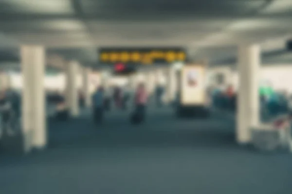 Pessoas Que Transportam Bagagem Andando Terminal Aeroporto Fundo Desfocado Borrão — Fotografia de Stock