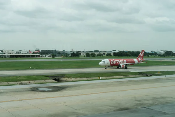 Bangkok Tajlandia Lipca 2018 Airasia Samolot Przybyć Międzynarodowego Lotniska Don — Zdjęcie stockowe
