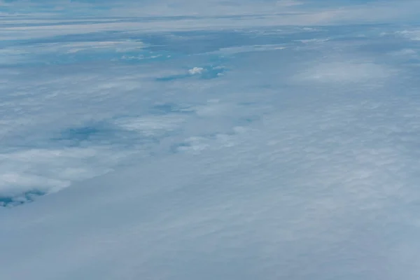 白い雲の上を表示します 午後に空の Cloudscape — ストック写真