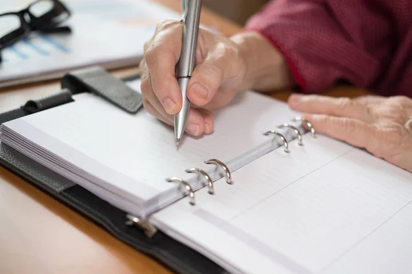 Ženská Ruka Perem Psát Poznámky Notebook Pracovišti Úřadu — Stock fotografie