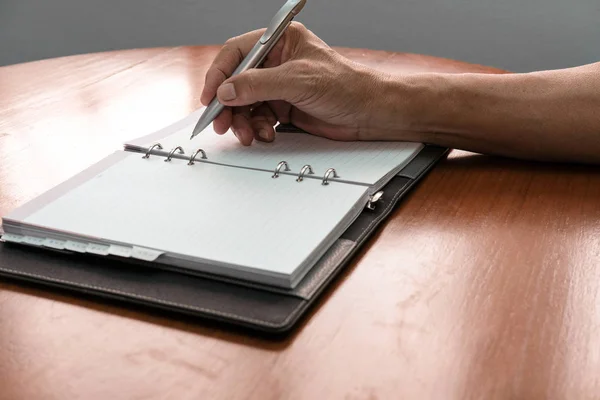 Man Hand Met Pen Schrijven Nota Notebook Kantoor Werkplek — Stockfoto