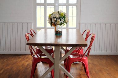 ahşap masa ve kırmızı sandalye rahat yemek odası iç ayarla