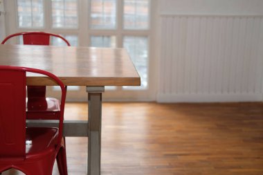 ahşap masa ve kırmızı sandalye rahat yemek odası iç ayarla