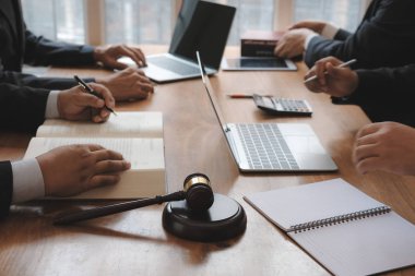 Avukat iş adamları için giving tavsiye. Hukuk bürosunda yasal mevzuat tartışırken iş adamı. Yargıç tokmak ve mahkeme toplantıda takım