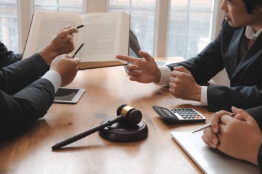 Avukat iş adamları için giving tavsiye. Hukuk bürosunda yasal mevzuat tartışırken iş adamı. Yargıç tokmak ve mahkeme toplantıda takım
