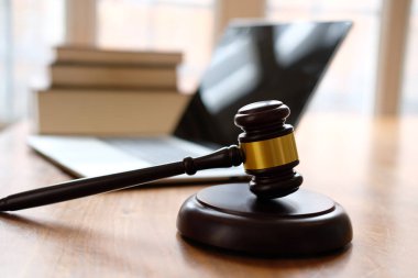 yasal hukuk hakimi tokmak ve mahkeme adlı bilgisayar. Avukat Avukat adalet İşyeri