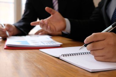 İş danışmanı toplantıda fikir tartışıyor. Profesyonel yatırımcı finansal gelirleri analiz ediyor. Birlikte çalışan iş adamı..