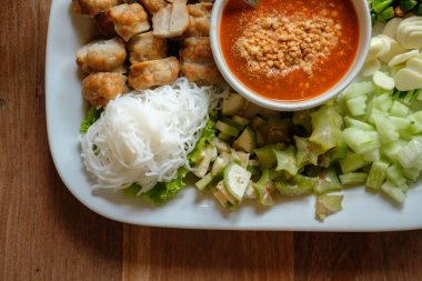kıyılmış domuz sosisi, fermente pirinç erişte ve sebze chili sos ile. Vietnamca yaz rulo gıda nem Nuong Xa denilen